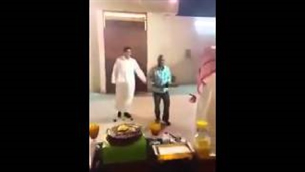 بالفيديو.. مفاجأه رائعه من عائلة سعودية لسائقهم الخاص بالفيديو.. مفاجأه رائعه من عائلة سعودية لسائقهم الخاص