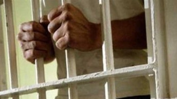 حبس عامل بناء لاتهامه بقتل حماه 15 يوما