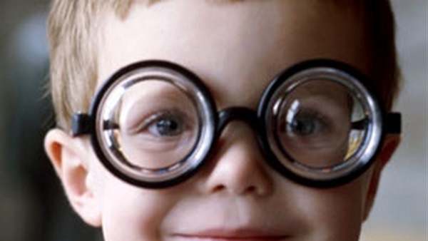 اكتشاف السبب الأساسي لقصر البصر لدى الأطفال