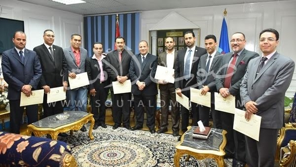 تكريم 12 موظف بالبحيرة اجتازوا دورة إعداد القيادات الإدارية تكريم 12 موظف بالبحيرة اجتازوا دورة إعداد القيادات الإدارية