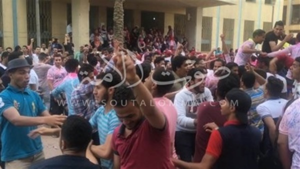 بالصور .. طلاب "آثار القاهرة" يرقصون شعبى على أغنية "أزعرينا" بالصور .. طلاب "آثار القاهرة" يرقصون شعبى على أغنية "أزعرينا"