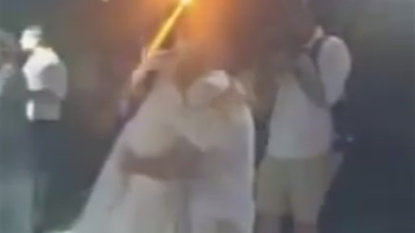 بالفيديو.. شاب يحضر فرح شقيقته بـ «شورت»