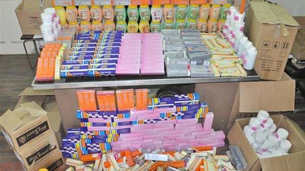 جمارك السويس تحبط محاولة تهريب أدوات تجميل محظورة جمارك السويس تحبط محاولة تهريب أدوات تجميل محظورة