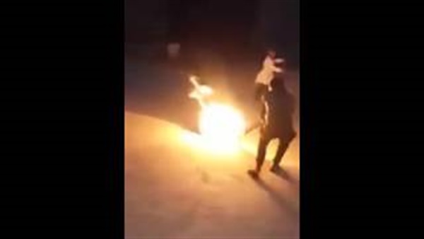 بالفيديو.. بائعة تتجول والنيران تشتعل بجسدها بالفيديو.. بائعة تتجول والنيران تشتعل بجسدها