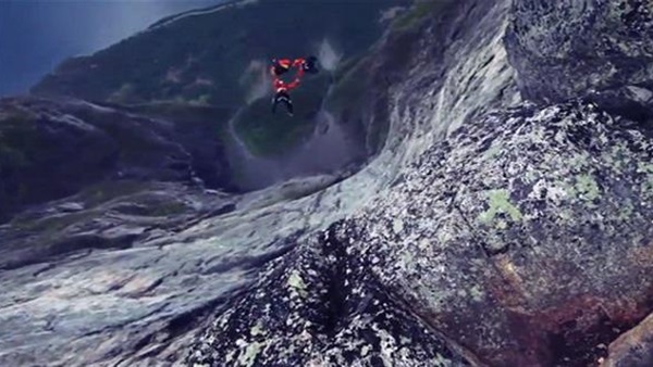 مغامران يقفزان من فوق جرف صخري ارتفاعه ألف متر