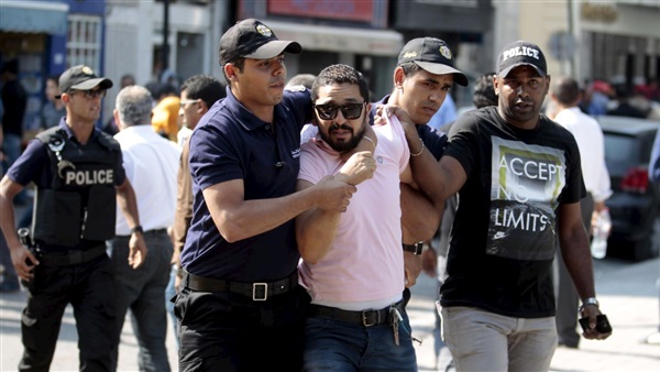 الأمن التونسي يلقي القبض على مجموعة من المحتجين في «قرقنة» الأمن التونسي يلقي القبض على مجموعة من المحتجين في «قرقنة»