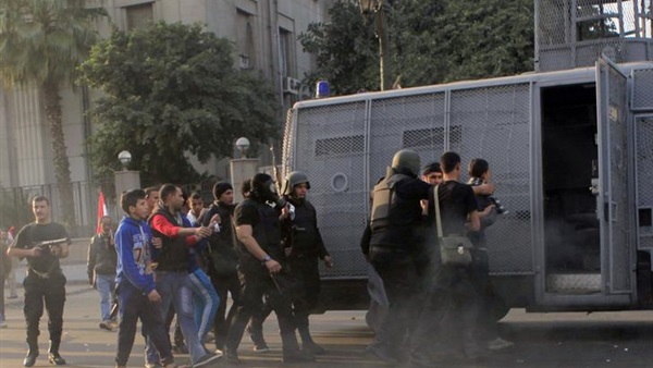 القبض على الصحفيين عشوائيا بـ«مصطفى محمود» القبض على الصحفيين عشوائيا بـ«مصطفى محمود»