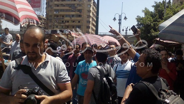 القبض على صحفي بـ«المصري اليوم» أمام مسجد الاستقامة القبض على صحفي بـ«المصري اليوم» أمام مسجد الاستقامة