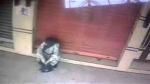 بالفيديو.. كاميرا للمراقبة ترصد ساحرة تسكب عملا أمام أحد المحال التجارية