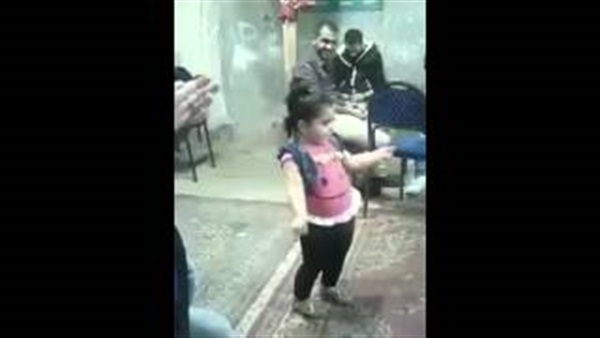 بالفيديو.. طفلة تشعل مواقع التواصل بـ«وصلة رقص» احترافية