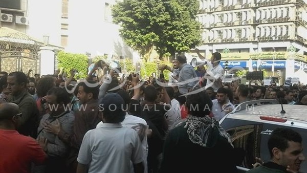 انضمام خالد علي لصفوف المتظاهرين أمام «الصحفيين» انضمام خالد علي لصفوف المتظاهرين أمام «الصحفيين»