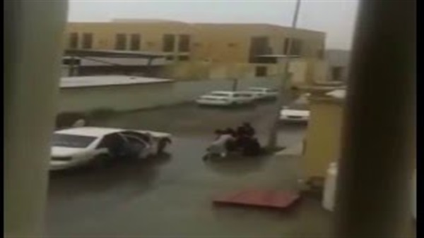بالفيديو.. اشتباك بالأيدي بين فتاة سعودية وشاب تحرش بها بالفيديو.. اشتباك بالأيدي بين فتاة سعودية وشاب تحرش بها