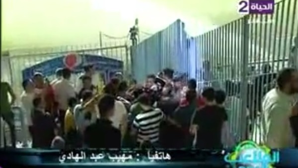 بالفيديو.. الجماهير تقتحم مقصورة الصحفيين باستاد بتروسبورت بالفيديو.. الجماهير تقتحم مقصورة الصحفيين باستاد بتروسبورت