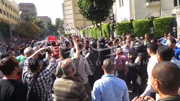 بالفيديو.. مشادات بين الأمن والمتظاهرين أمام «الصحفيين»