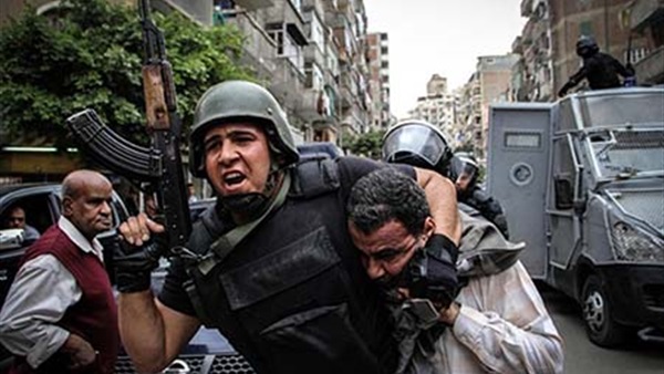 ناشط حقوقي: ندين اعتقال عدد من المتظاهرين السلميين ناشط حقوقي: ندين اعتقال عدد من المتظاهرين السلميين