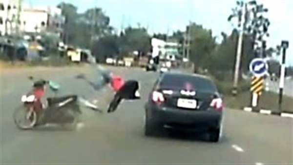 بالفيديو.. حادث مروع يلقى بفتاة تحت العجلات 