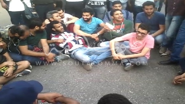 بالفيديو.. متظاهري «الصحفيين» يعيدون روح «فؤاد نجم» بـ«جمعة الأرض» بالفيديو.. متظاهري «الصحفيين» يعيدون روح «فؤاد نجم» بـ«جمعة الأرض»