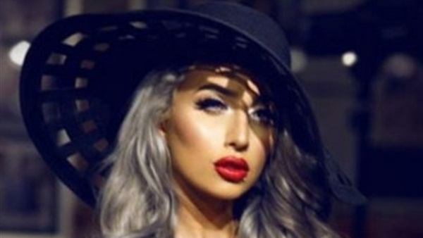 بالصور.. تعرف على أول عارضة أزياء سعودية مثيرة وجريئة