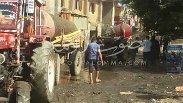 بالصور.. عودة المياه لشبين القناطر بعد إصلاح إحدى المواسير بالصور.. عودة المياه لشبين القناطر بعد إصلاح إحدى المواسير