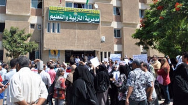 بدء توافد المعلمون المغتربون أمام مجلس الوزراء بدء توافد المعلمون المغتربون أمام مجلس الوزراء
