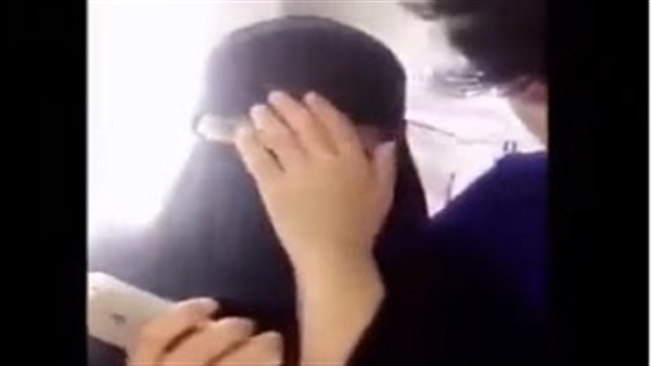بالفيديو.. مطالبات بعقاب شاب سعودي لاحتضانه فتاة في أحد المراكز التجارية بالفيديو.. مطالبات بعقاب شاب سعودي لاحتضانه فتاة في أحد المراكز التجارية