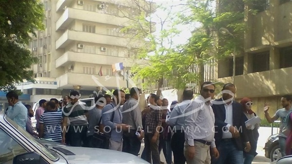 بالصور.. المعلمون المغتربون يهتفون ضد الوزير أمام «التربية والتعليم» بالصور.. المعلمون المغتربون يهتفون ضد الوزير أمام «التربية والتعليم»