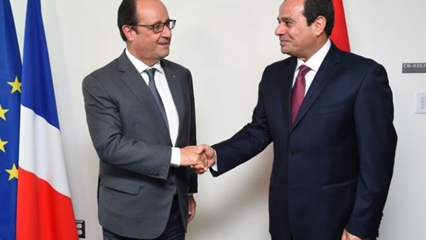 السيسي يستقبل الرئيس الفرنسى بمطار القاهرة السيسي يستقبل الرئيس الفرنسى بمطار القاهرة