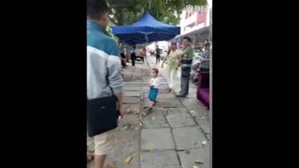 بالفيديو.. مشهد طريف لطفل صيني يدافع باستماتة عن والدته 