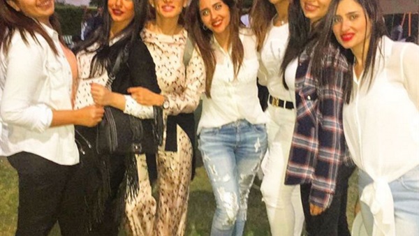 «زينه» تشارك جمهورها كواليس «أزمة نسب» «زينه» تشارك جمهورها كواليس «أزمة نسب»