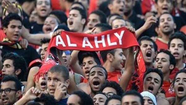 جماهير الأهلي تهتف برحيل «طاهر» أمام النادي جماهير الأهلي تهتف برحيل «طاهر» أمام النادي