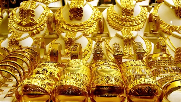 الذهب يرتفع وسط إقبال على الشراء مع هبوط النفط الذهب يرتفع وسط إقبال على الشراء مع هبوط النفط