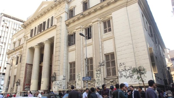 وصول متظاهرو «الأرض هي العرض» إلى محكمة عابدين وصول متظاهرو «الأرض هي العرض» إلى محكمة عابدين