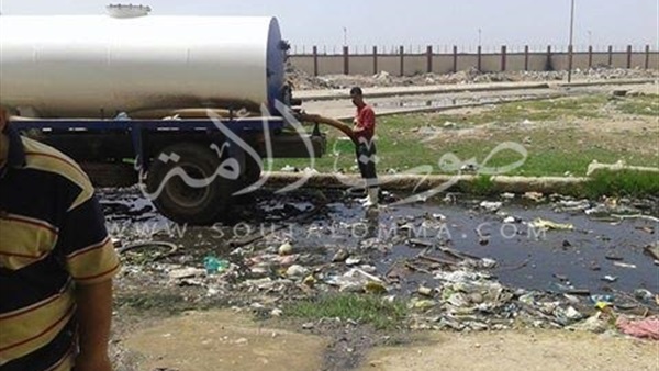 بالصور.. شفط مياه الصرف بمنطقة خديجة ببورسعيد