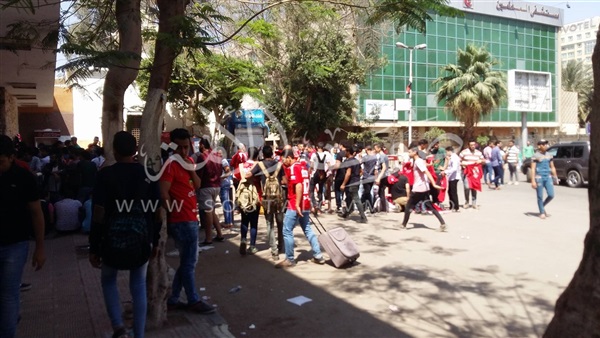 بالصور.. تجمع جماهير الأهلي أمام «التتش» لشراء تذاكر «يانج أفريكانز» بالصور.. تجمع جماهير الأهلي أمام «التتش» لشراء تذاكر «يانج أفريكانز»