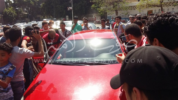 بالفيديو والصور.. جماهير الأهلي تحاصر «أحمد فتحي وعمرو جمال»