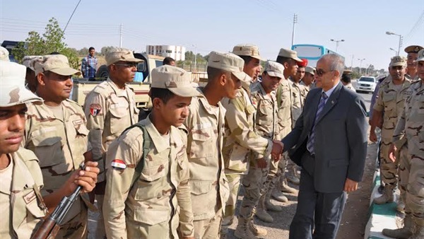 محافظ الوادى يتفقد جنود الجيش المشاركين في تأمين الانتخابات محافظ الوادى يتفقد جنود الجيش المشاركين في تأمين الانتخابات
