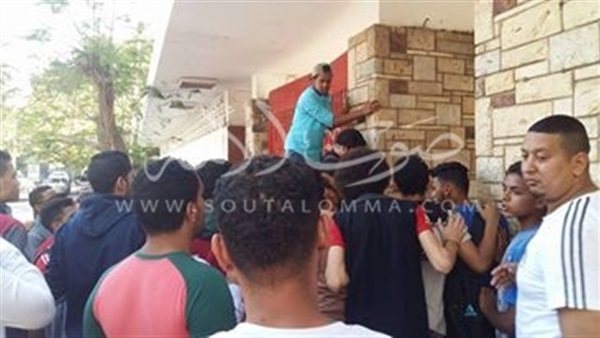 بالفيديو.. مشادات بين «الأولتراس» والأمن للحصول على تذاكر أمام «التتش» بالفيديو.. مشادات بين «الأولتراس» والأمن للحصول على تذاكر أمام «التتش»