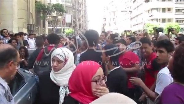 بالفيديو.. مؤيدي «متظاهري جمعة الأرض» يهتفون ضد الشرطة أمام «عابدين» بالفيديو.. مؤيدي «متظاهري جمعة الأرض» يهتفون ضد الشرطة أمام «عابدين»