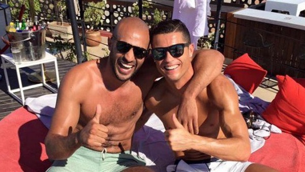 بالصور.. كريستيانو رونالدو في المغرب ويكتب بالعربية بالصور.. كريستيانو رونالدو في المغرب ويكتب بالعربية