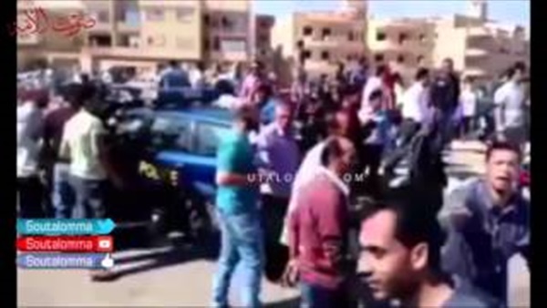 بالفيديو.. الأهالي يتحفظون على سيارة أمين شرطة بعد مقتل شاب على يد أمين شرطة بالفيديو.. الأهالي يتحفظون على سيارة أمين شرطة بعد مقتل شاب على يد أمين شرطة