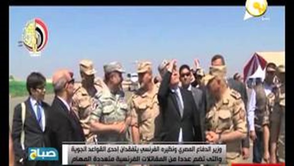 بالفيديو.. صدقي صبحي ونظيره الفرنسي يتفقدان إحدى القواعد الجوية 