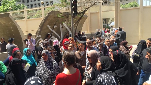 بالصور.. وقفة احتجاجية لعمال الأجر بـ«التربية والتعليم» أمام «المالية»