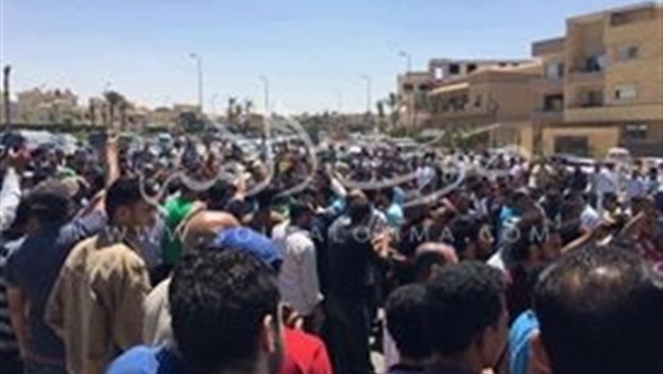بالصور .. تجمهر الأهالي بعد مصرع مواطن بنيران شرطي التجمع بالصور .. تجمهر الأهالي بعد مصرع مواطن بنيران شرطي التجمع