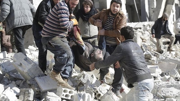 عشرات القتلى بغارة للجيش السوري على سوق بإدلب