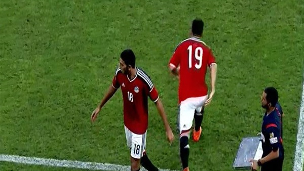 جماهير المنتخب تحيي كوكا بعد استبداله  