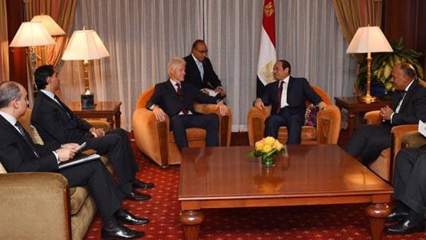 «السيسي» يبحث مع بيل كلينتون المستجدات في الشرق الأوسط «السيسي» يبحث مع بيل كلينتون المستجدات في الشرق الأوسط