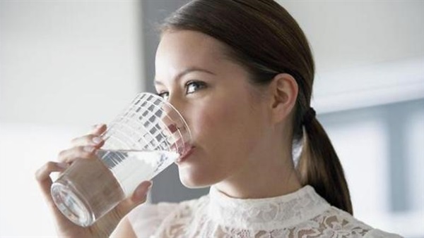 دراسة: تعرفى على الوقت المناسب لشرب الماء لنقص وزنك 