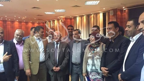 محافظ بورسعيد يلتقي مؤجري الشماسي لبحث تطوير الشاطئ