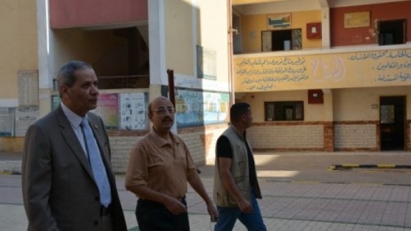 وزير التعليم لعاملة إدارية :  "لازم نستحمل ونساعد بعض"   