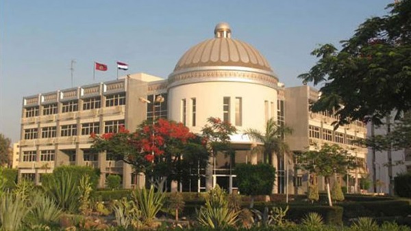 تكريم الفائزة بلقب الطالبة المثالية في جامعة الفيوم تكريم الفائزة بلقب الطالبة المثالية في جامعة الفيوم